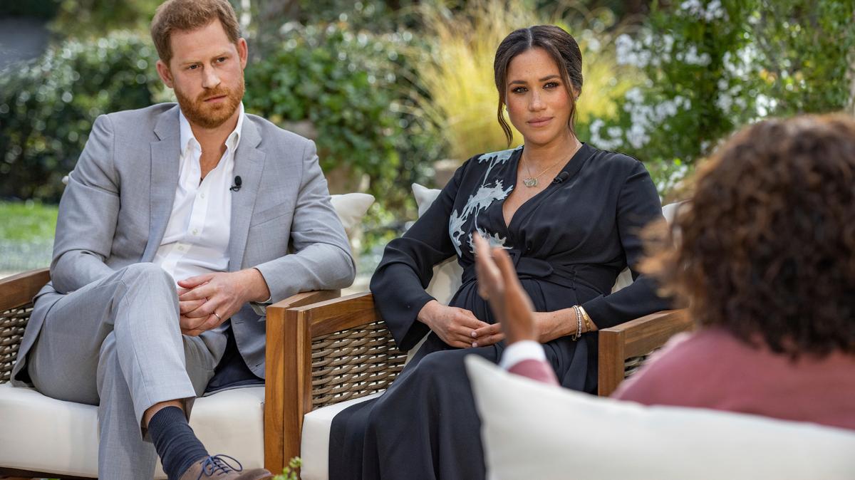 ARCHIVO – En esta imagen proporcionada por Harpo Productions el príncipe Enrique, izquierda, y Meghan la duquesa de Sussex, centro, en una entrevista con Oprah Winfrey. (Joe Pugliese/Harpo Productions via AP, archivo)