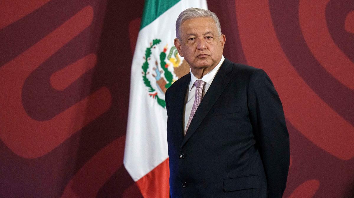 El presidente de México, Andrés Manuel López Obrador, se encuentra en un escenario desde donde da su conferencia de prensa diaria en el Palacio Nacional de la Ciudad de México, el 8 de julio de 2022.