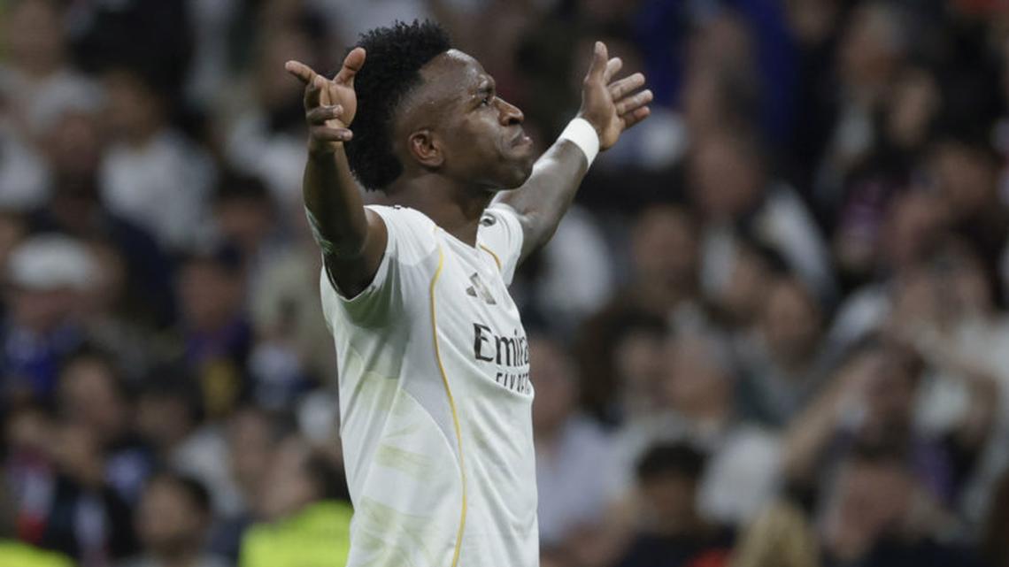 MADRID, 22/03/2026.- El delantero del Real Madrid Vinicius Junior celebra tras marcar el 3-2, durante el partido de la jornada 29 de LaLiga que Real Madrid y Atlético de Madrid disputan este domingo en el estadio Santiago Bernabéu. EFE/Juanjo Martín