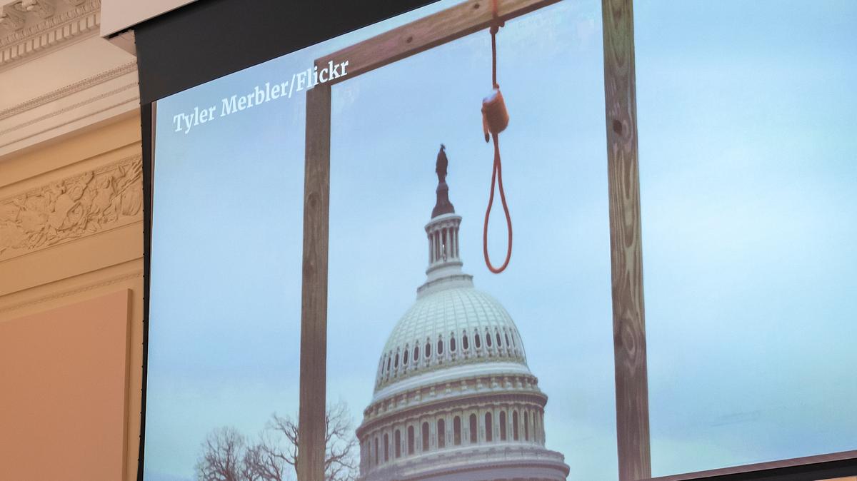 Una imagen de una horca en los terrenos del Capitolio federal el 6 de enero de 2021 es proyectada en una pantalla mientras los miembros de la comisión que investiga el asalto al edificio ese día _de izquierda a derecha Adam Schiff, por California; Zoe Lofgren, por California; Bennie Thompson, por Mississippi; Liz Cheney, por Wyoming; Adam Kinzinger, por Illinois; Jamie Raskin, por Maryland; y Elaine Luria, por Virginia_ se reúnen en la primera audiencia pública del panel, el jueves 9 de junio de 2022, en Washington. (AP Foto/J. Scott Applewhite)