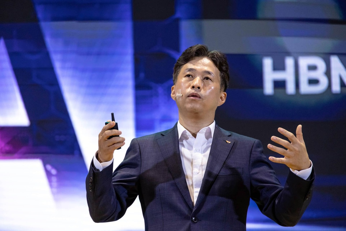  SK Hynix expects to spend $7.8 billion on ASML's EUV scanners as it prepares to price its up to $28 billion Nasdaq listing this week. 