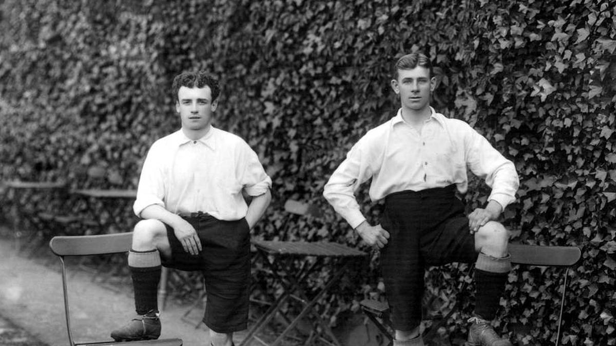  Wolves' Billy Harrison and Albert Groves. | IMAGO/Colorsport 