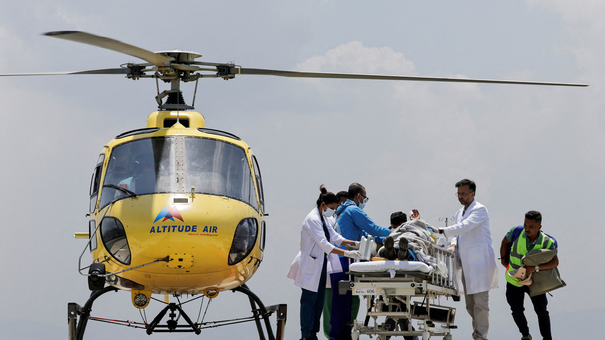 Paramedics work to transport Dawa Sherpa, who was missing for several days in the Everest region, from the helipad at HAMS Hospital in Kathmandu, Nepal, June 4, 2026. REUTERS/Navesh Chitrakar