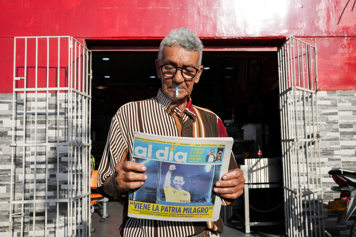 A man reads a newspaper announcing that right-wing candidate Abelardo De La Espriella won the presidential race according to an initial ballot count, following the runoff against leftist candidate Ivan Cepeda, in Barranquilla, Colombia June 22, 2026. REUTERS/Jair Coll