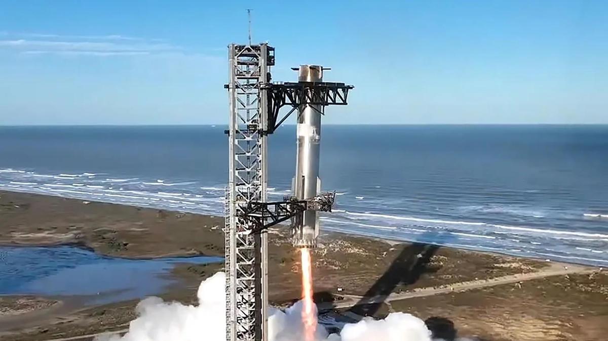 Un cohete Starship Super Heavy de SpaceX regresa con éxito a la Tierra en Boca Chica, Texas, el 16 de enero de 2025.