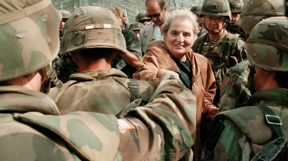 La secretaria de Estado, Madeleine Albright, saluda soldados de Estados Unidos en un campamento cerca de Urosevac, a 35 kilómetros (22 millas) al sur de Pristina, Kosovo, el 29 de julio de 1999. (AP foto, archivo/Amel Emric)