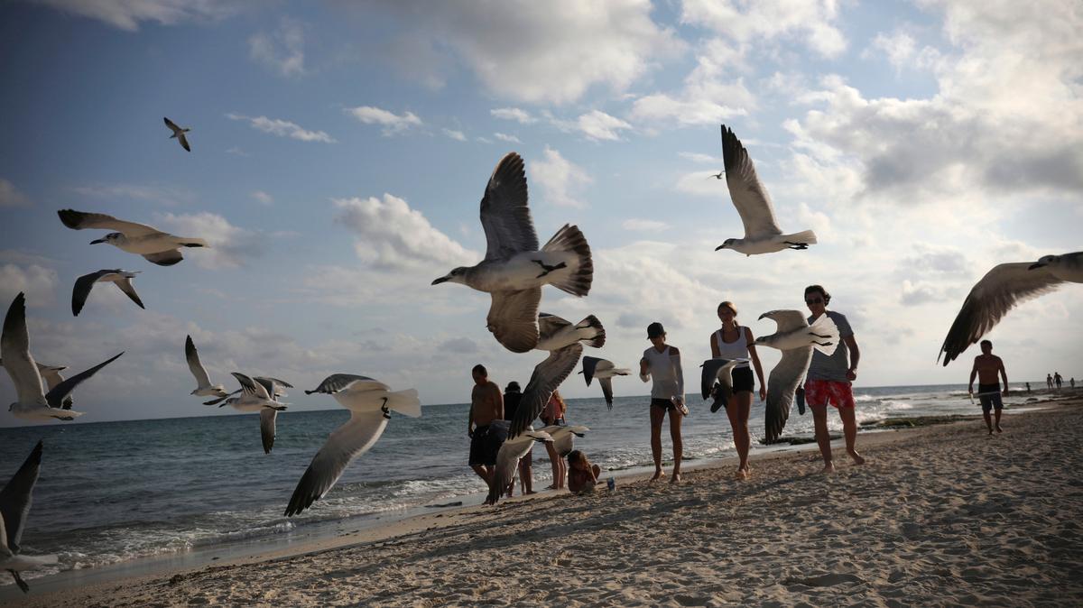 Turistas pasean por la playa Xcalacoco de Playa del Carmen, México, el 6 de enero del 2021. (AP Photo/Emilio Espejel)