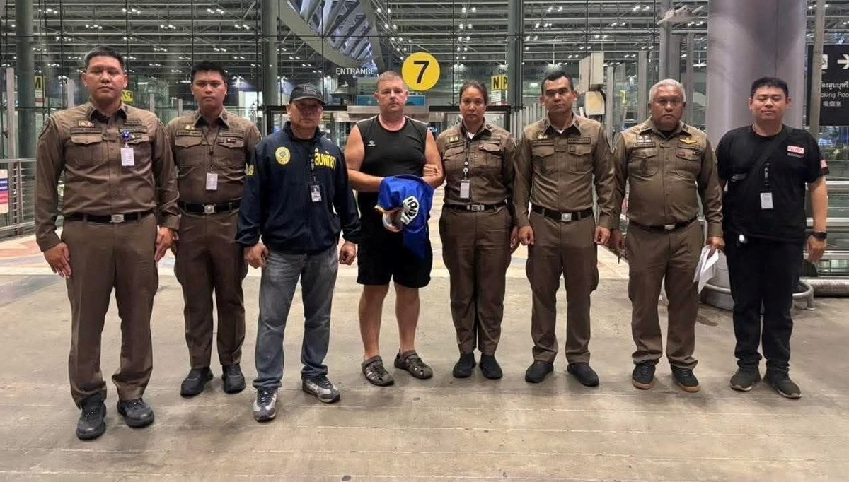 Police officers pose with Carman Simon Peter, an Australian man arrested in the suspected murder of a 17-year-old Thai girl in Pattaya, at Suvarnabhumi International Airport, in Samut Prakan, Thailand June 27, 2026.   Pattaya Provincial Police/Handout via REUTERS