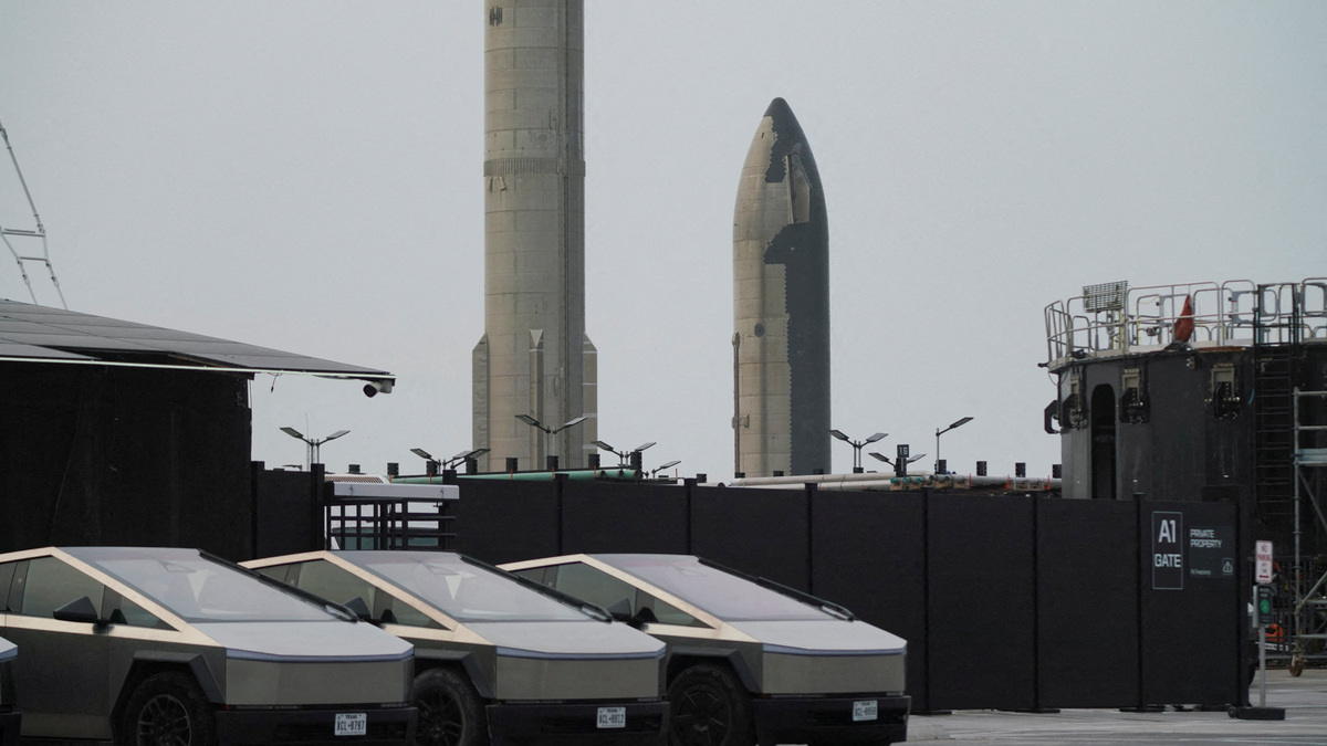 A Starship rocket at the rocket factory ahead of SpaceX's initial public offering (IPO), in Starbase, Texas, U.S.  May 18, 2026.  REUTERS/Gabriel V. Cardenas