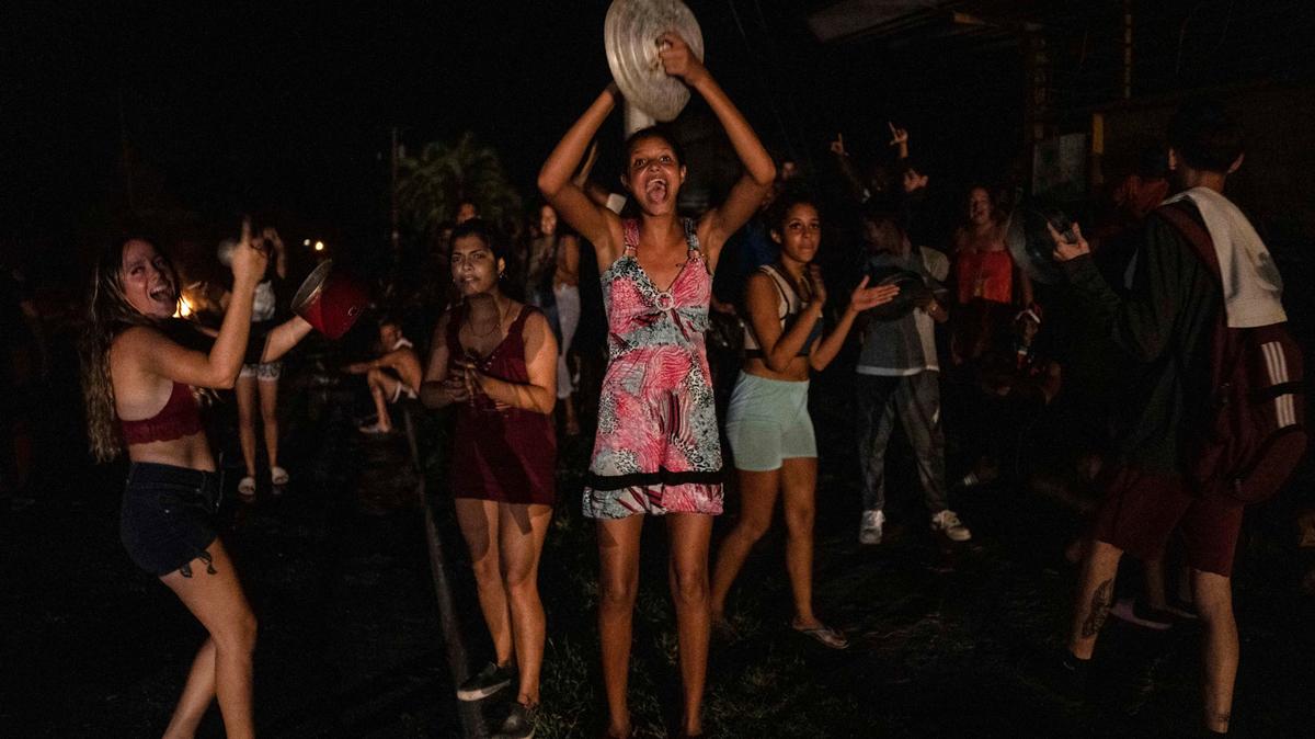La gente protesta pidiendo la restauración del servicio eléctrico que colapsó el martes pasado debido a la devastación del huracán Ian en Bacuranao, Cuba, el viernes 30 de septiembre de 2022. (AP Foto/Ramón Espinosa)