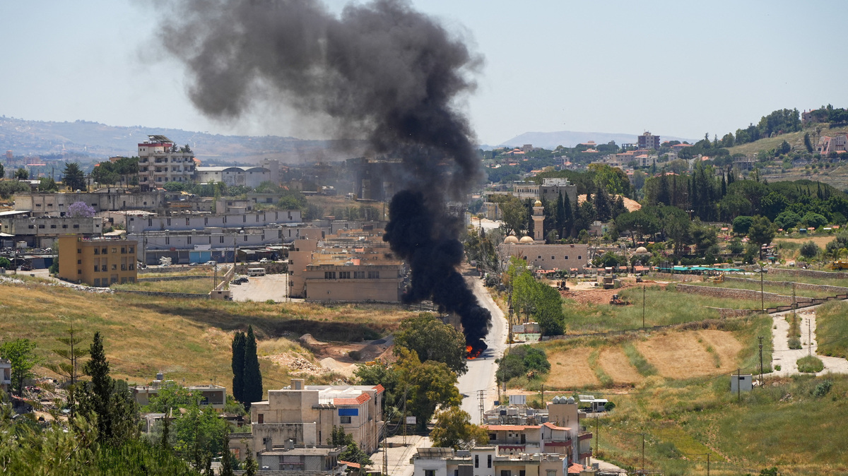 Black smoke billows at a strike scene following an Israeli strike on a car as seen from Nabatieh, Lebanon, June 5, 2026. REUTERS/Stringer