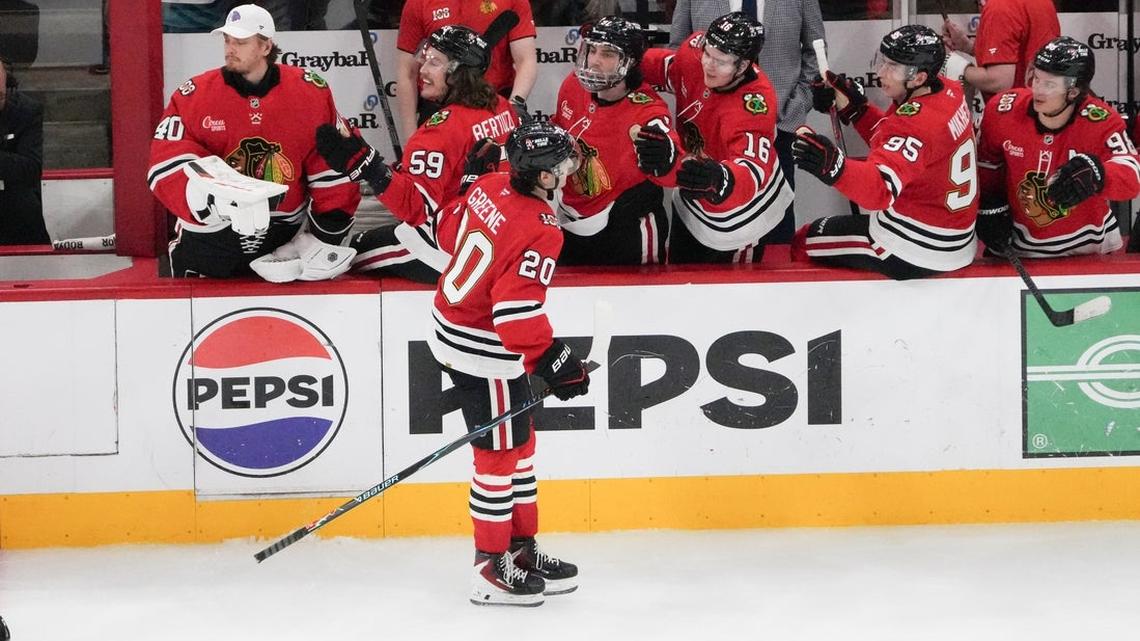 Blackhawks score 5 straight to beat Sharks in season finale 