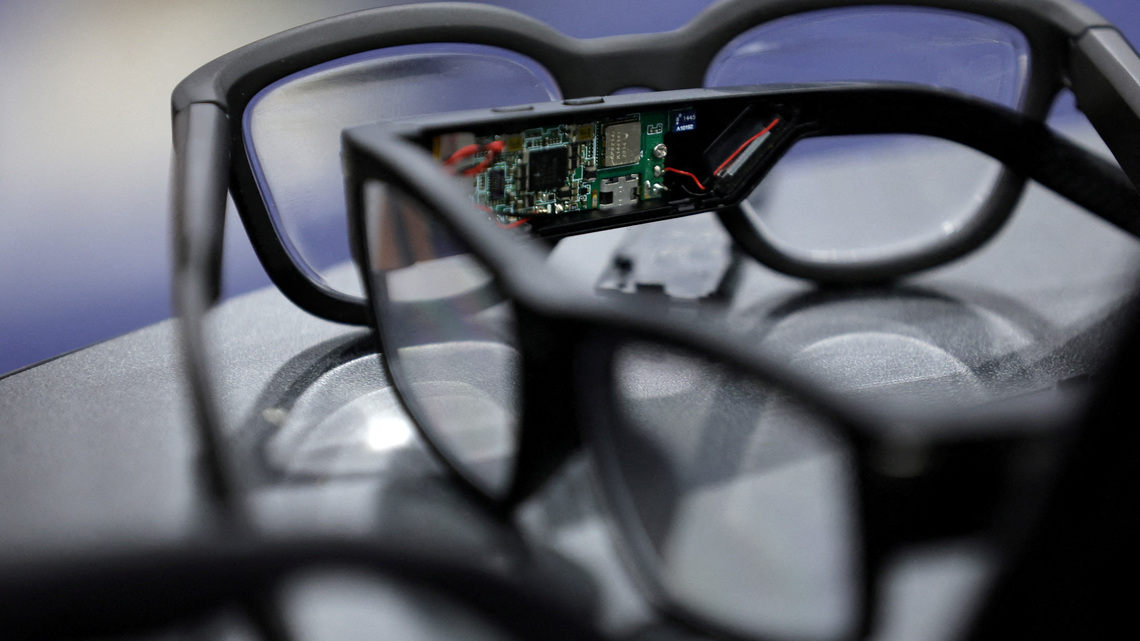 Australia considers banning the use of smart glasses in government buildings 