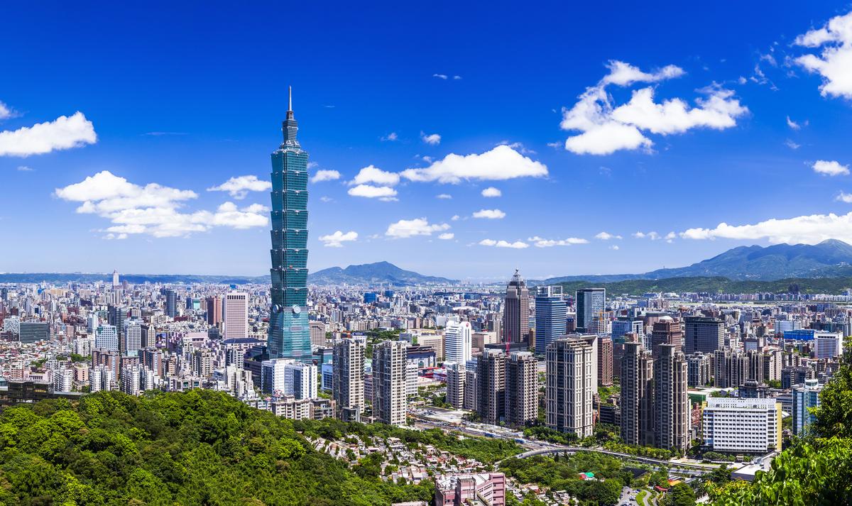  Panoramic view of the Taipei skyline in Taiwan, with the Taipei 101 skyscraper at its center. 