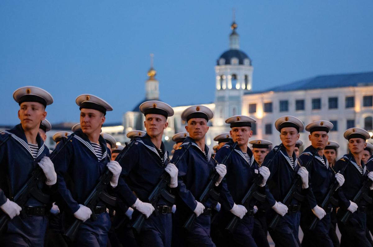 Russian sailors march during a rehearsal for the Victory Day military parade marking the anniversary of the victory over Nazi Germany in World War Two, in central Moscow, Russia, May 4, 2026. REUTERS/Yulia Morozova