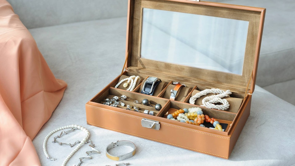 Old Jewelry Box Transforms Into DIY Photo Display and Doubles as Storage for Anyone Short on Space 