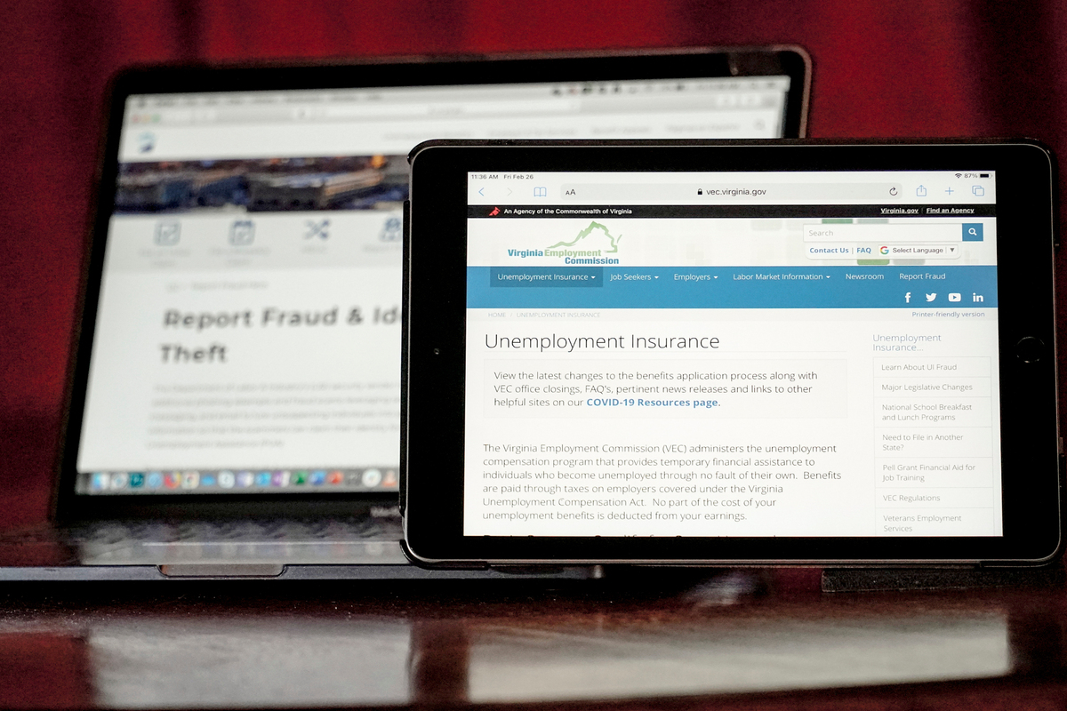 ARCHIVO - Las páginas web utilizadas para mostrar información para cobrar el seguro de desempleo en Virginia, a la derecha, y para denunciar el fraude y el robo de identidad en Pensilvania, se muestran en las respectivas páginas web estatales, el 26 de febrero de 2021, en Zelienople, Pensilvania.