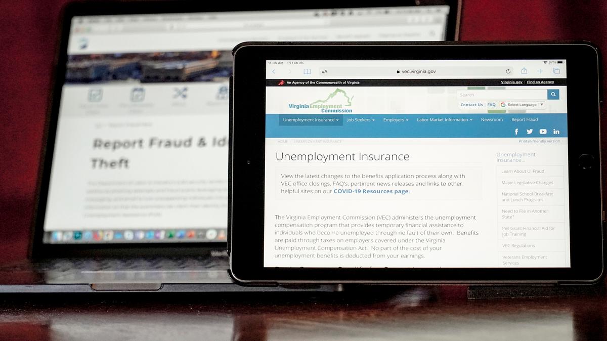 ARCHIVO - Las páginas web utilizadas para mostrar información para cobrar el seguro de desempleo en Virginia, a la derecha, y para denunciar el fraude y el robo de identidad en Pensilvania, se muestran en las respectivas páginas web estatales, el 26 de febrero de 2021, en Zelienople, Pensilvania.