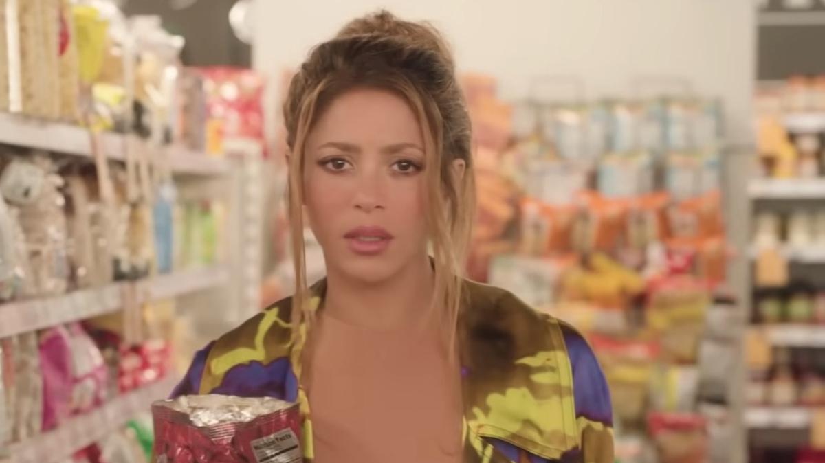 Octubre de 2022. Shakira lanzó su primera canción y video posterior a la ruptura con el futbolista Pique, “Monotonia”. En él, le arrancan el corazón del cuerpo y deambula por las calles sosteniéndolo y sintiéndose rota. “De repente ya no eras el mismo/Me dejaste por tu narcisismo/Olvidaste un día lo que éramos/Oye, oye, oye”, cantó.