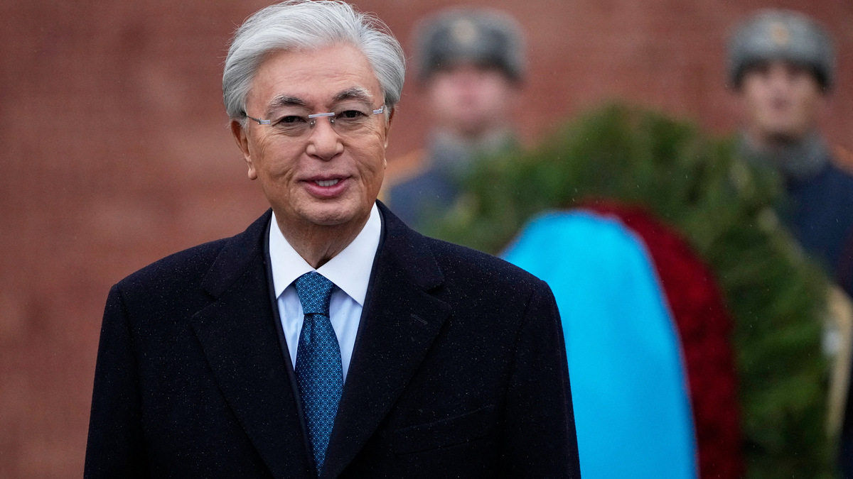 Kazakh President Kassym-Jomart Tokayev takes part in a wreath-laying ceremony at the Tomb of the Unknown Soldier by the Kremlin Wall in Moscow, Russia, November 12, 2025. Alexander Zemlianichenko/Pool via REUTERS