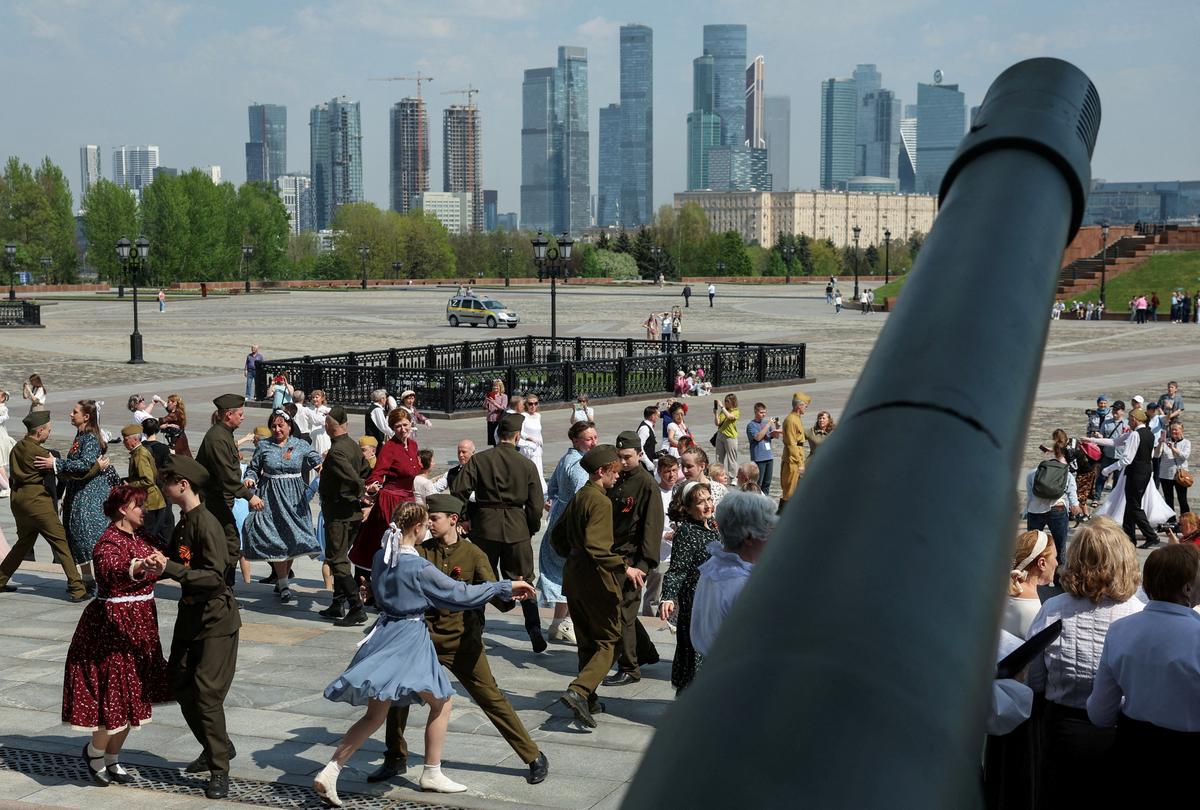 Participants dance during the Waltz of Victory event, held to recreate the atmosphere of spring 1945 and celebrate the upcoming Victory Day, which marks the anniversary of the defeat of Nazi Germany in World War Two, in Moscow, Russia, May 7, 2026. REUTERS/Ramil Sitdikov