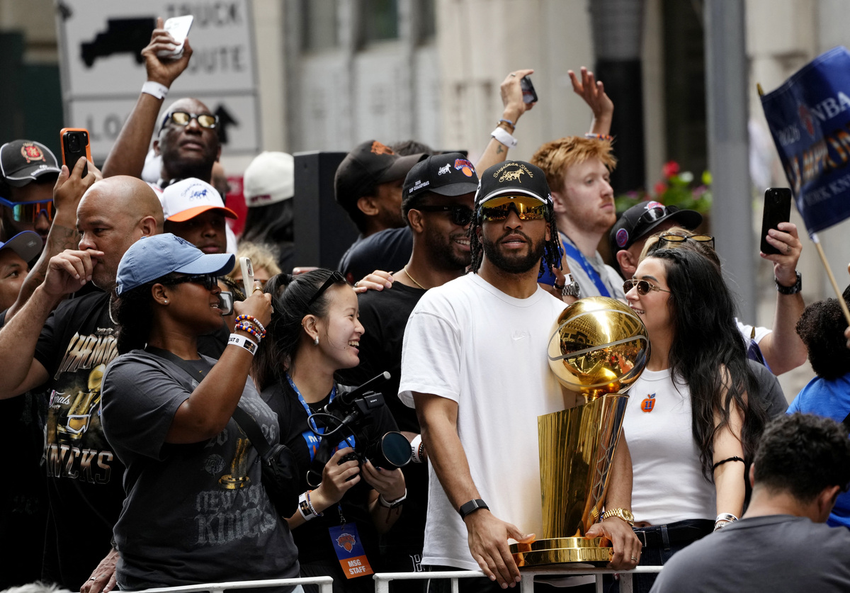 Basketball - NBA - New York Knicks Parade - New York City, New York, U.S. - June 18, 2026 New York Knicks' Jalen Brunson celebrates with the Larry O'Brien Championship Trophy during the parade REUTERS/Eduardo Munoz
