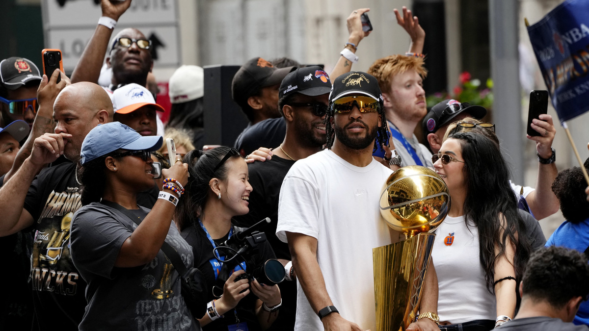 Basketball - NBA - New York Knicks Parade - New York City, New York, U.S. - June 18, 2026 New York Knicks' Jalen Brunson celebrates with the Larry O'Brien Championship Trophy during the parade REUTERS/Eduardo Munoz