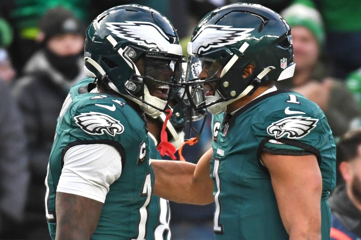  Philadelphia Eagles quarterback Jalen Hurts and former Eagles wide receiver A.J. Brown Eric Hartline-Imagn Images