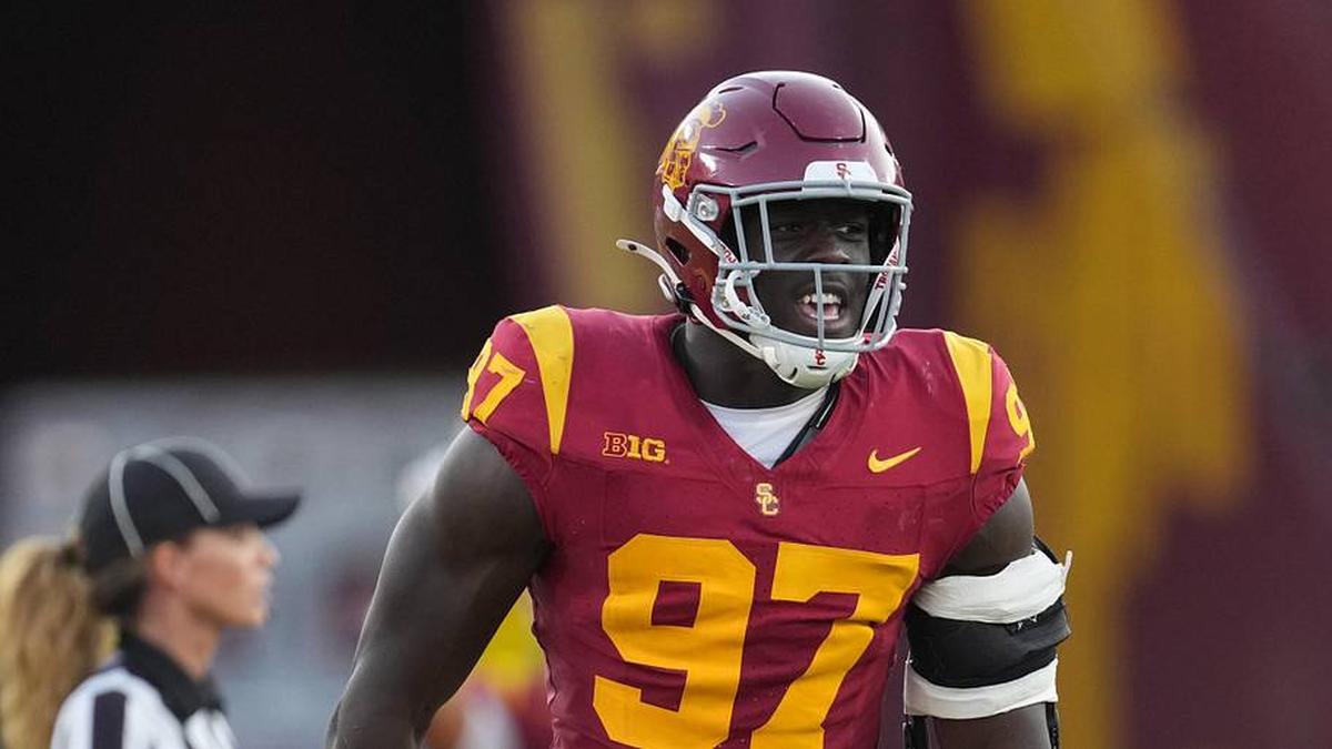  Aug 30, 2025; Los Angeles, California, USA; Southern California Trojans defensive tackle Jide Abasiri (97) celebrates after a sack as center judge referee Amanda Sauer watches against the Missouri State Bears in the second half at United Airlines Field at Los Angeles Memorial Coliseum. Mandatory Credit: Kirby Lee-Imagn Images | Kirby Lee-Imagn Images 