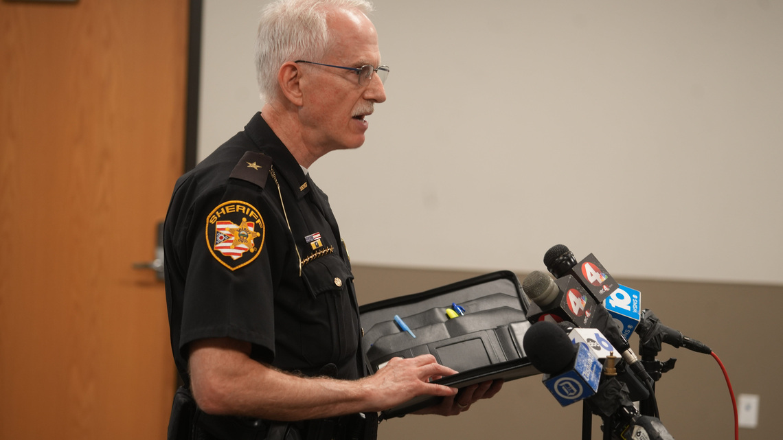 Attempt to save struggling swimmer leaves 5 dead in Ohio river