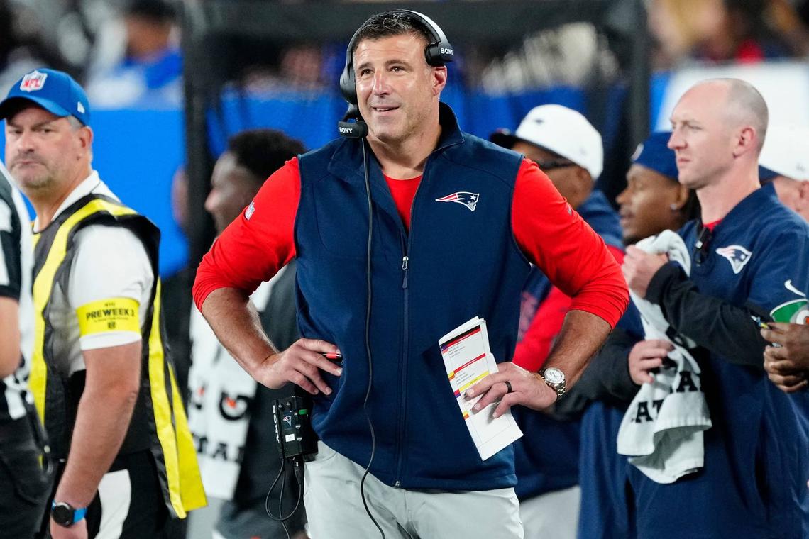  New England Patriots Head Coach, Mike Vrabel is shown on the sideline, Thursday, August 21, 2025, in East Rutherford. 