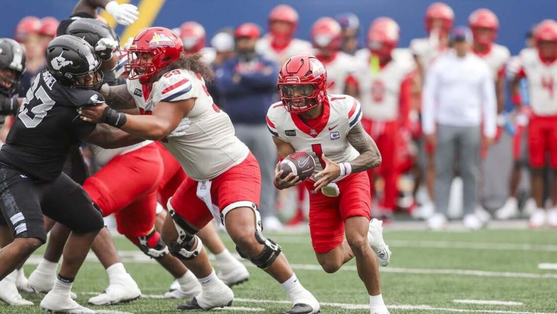 Arizona extends winning streak, rolls past West Virginia 52-31 