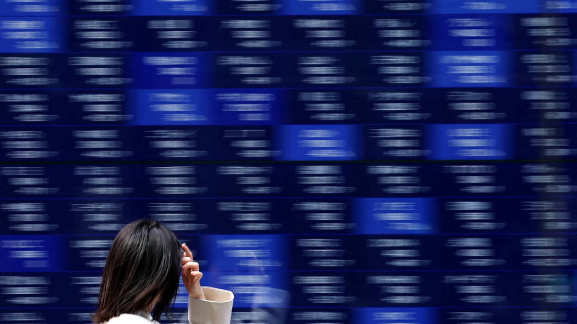 Asia shares retreat as Apple price hikes rain on chip parade 