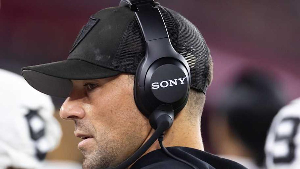  Aug 23, 2025; Glendale, Arizona, USA; Las Vegas Raiders defensive line coach Rob Leonard against the Arizona Cardinals during a preseason NFL game at State Farm Stadium. Mandatory Credit: Mark J. Rebilas-Imagn Images | Mark J. Rebilas-Imagn Images 