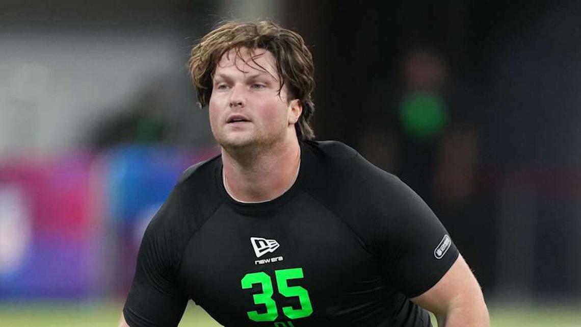  Clemson offensive lineman Blake Miller (OL35). | Kirby Lee-Imagn Images 