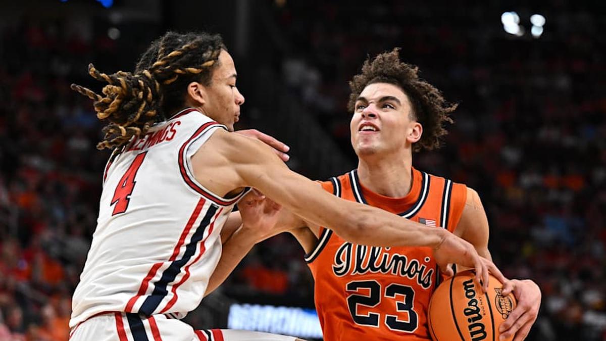  Illinois guard Keaton Wagler dribbles the ball against Houston guard Kingston Flemings in their 2026 Sweet 16 game. | Maria Lysaker-Imagn Images 