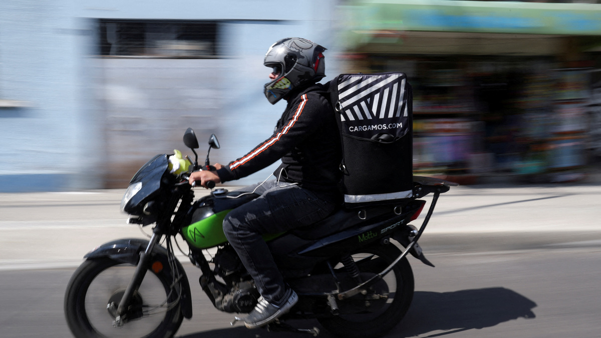 FILE PHOTO: Roberto, a delivery driver, transports food orders in Mexico City, Mexico October 16, 2024. REUTERS/Gustavo Graf/File Photo