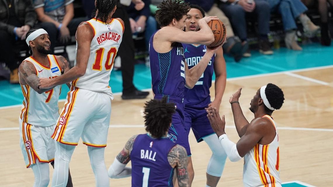 Hornets hold off Hawks' late comeback attempt 