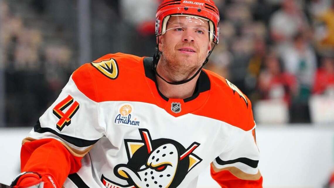 Lightning sign D John Carlson to 2-year, $17M contract 