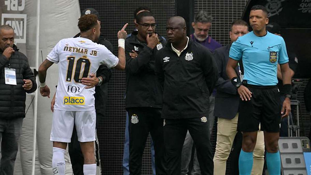  Neymar was given a yellow card for his refusal to exit. | NELSON ALMEIDA / AFP via Getty Images 
