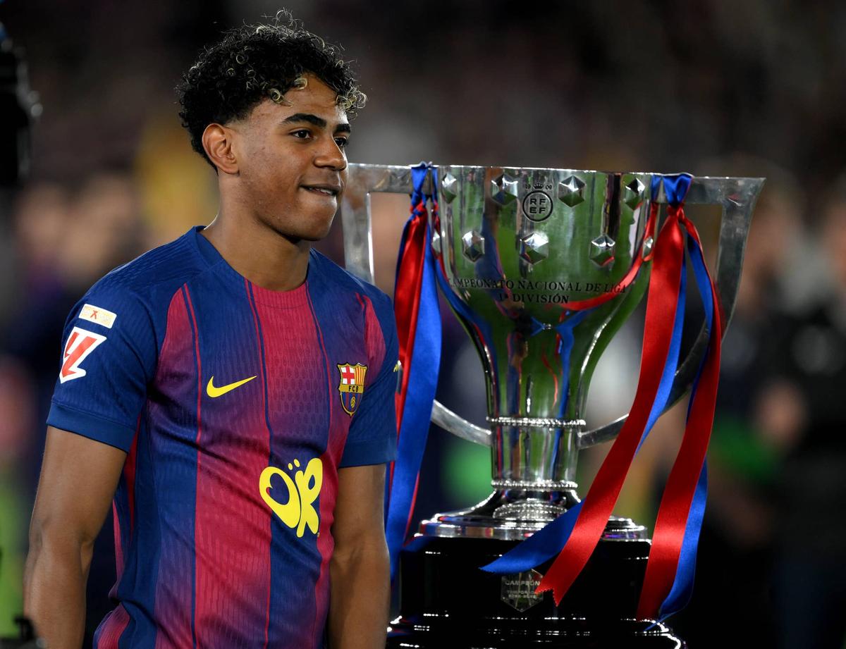  Lamine Yamal of FC Barcelona who missed the match due to injury walks past the LaLiga EA Sports trophy as he makes his way to the winners podium after defeating Real Madrid, and winning the LaLiga title, after the LaLiga EA Sports match between FC Barcelona and Real Madrid CF at Spotify Camp Nou on May 10, 2026 in Barcelona, Spain. (Photo by David Ramos/Getty Images) Photo by David Ramos/Getty Images