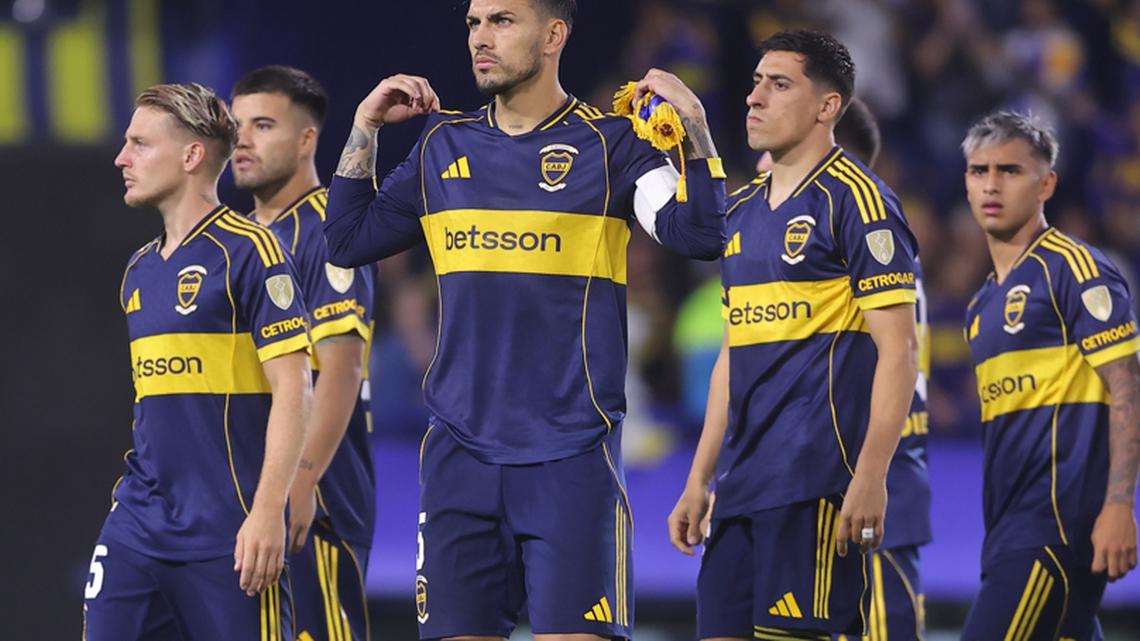 AMDEP3507. BUENOS AIRES (ARGENTINA), 14/04/2026.- Leandro Paredes (c) de Boca y compañeros ingresan al campo este martes, en un partido de la fase de grupos de la Copa Libertadores entre Boca Juniors y Barcelona SC en el estadio La Bombonera en Buenos Aires (Argentina). EFE/ Juan Ignacio Roncoroni