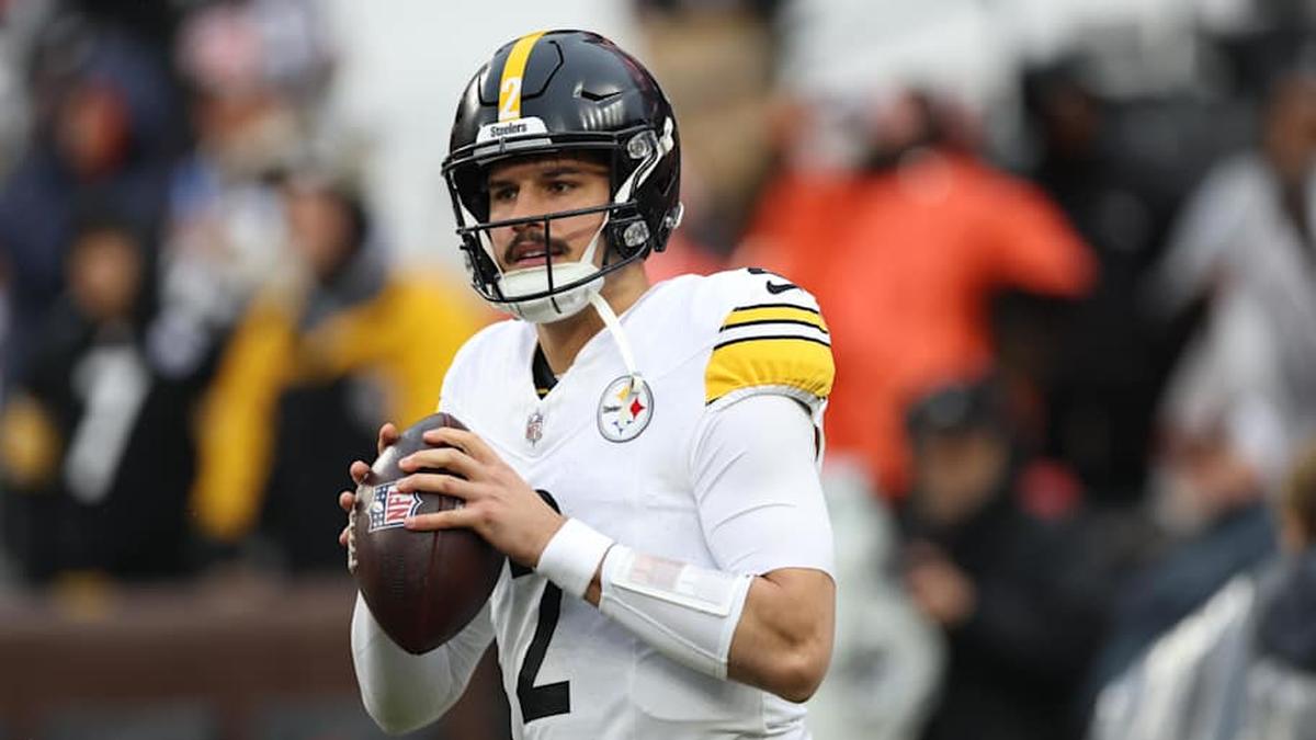  Pittsburgh Steelers quarterback Mason Rudolph (2) warms up before the game against the Cleveland Browns at Huntington Bank Field. | Scott Galvin-Imagn Images 