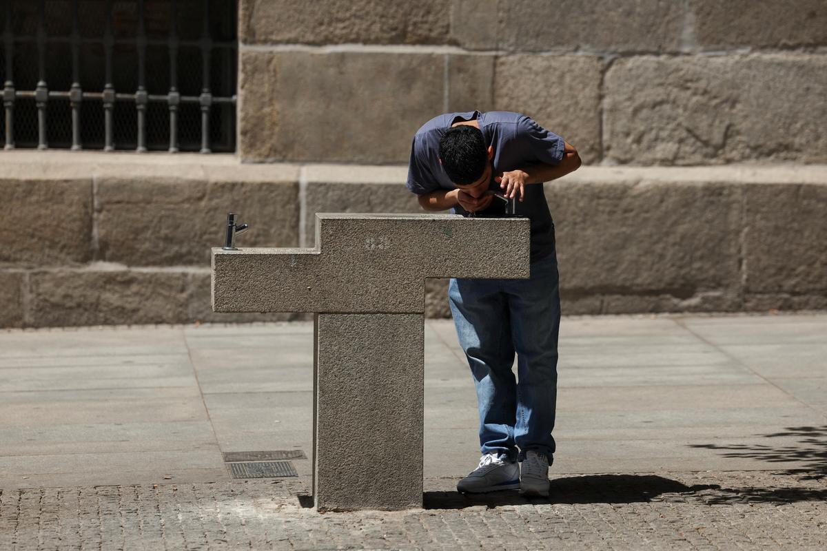 A person drinks from a fountain rest during a spring heatwave in Madrid, Spain, May 27, 2026. REUTERS/Violeta Santos Moura