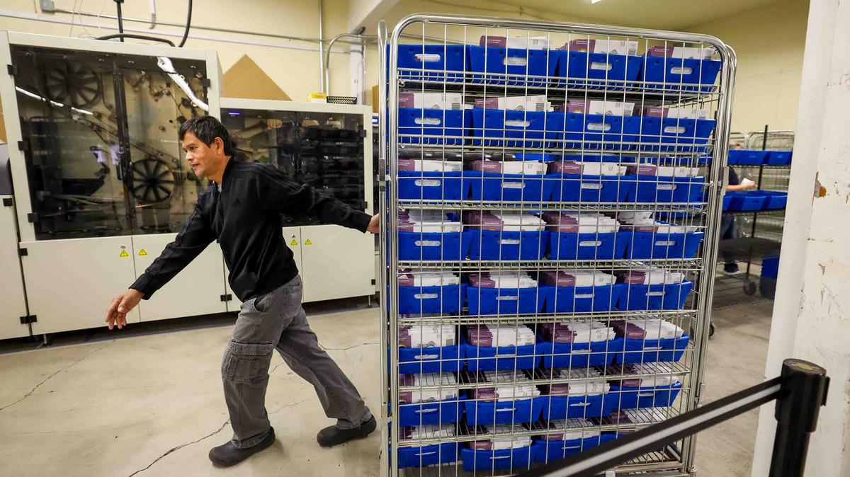 Election services technician Rey Torralba pushes a cart with mail-in ballots in the election center after they were scanned at the Contra Costa County Registrar of Voters in Martinez, Calif., May 29, 2026. (Ray Chavez/Bay Area News Group/TNS)