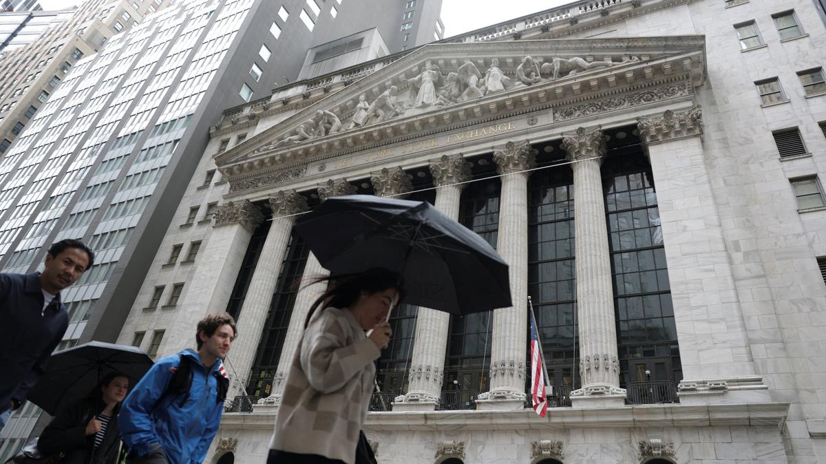 Pedestrians walk past New York Stock Exchange (NYSE) in New York City, U.S., May 21, 2026. REUTERS/Jeenah Moon