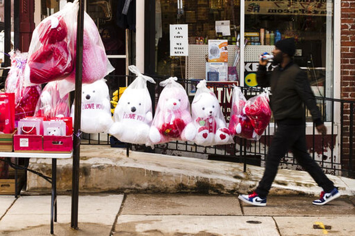 Un peatón pasa frente a una venta animales de peluche del día de San Valentín el miércoles 13 de febrero de 2019. Una campaña de concientización digital para prevenir a las personas sobre los peligros de las estafas románticas en línea realiza el ICE hasta el 26 de febrero de 2022.