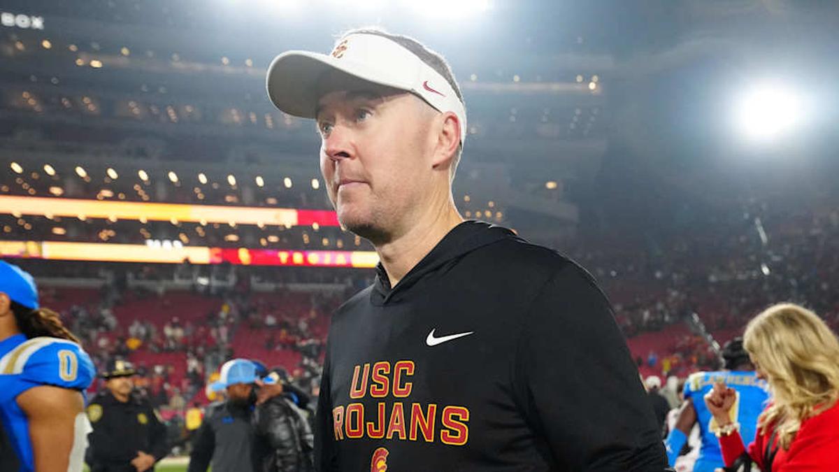  Nov 29, 2025; Los Angeles, California, USA; Southern California Trojans head coach Lincoln Riley reacts after the game against the UCLA Bruins at United Airlines Field at Los Angeles Memorial Coliseum. Mandatory Credit: Kirby Lee-Imagn Images | Kirby Lee-Imagn Images 