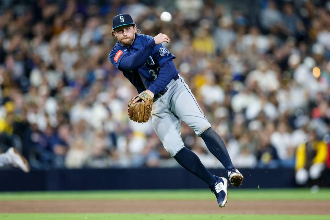  Seattle Mariners third baseman Brendan Donovan (33) © David Frerker-Imagn Images
