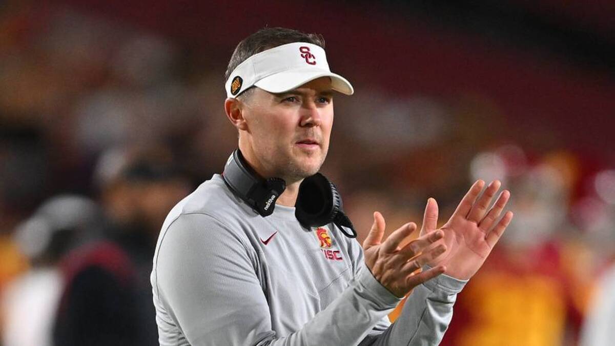  Oct 1, 2022; Los Angeles, California, USA; USC Trojans head coach Lincoln Riley applauds after a touchdown in the first half against the Arizona State Sun Devils at United Airlines Field at the Los Angeles Memorial Coliseum. Mandatory Credit: Jayne Kamin-Oncea-USA TODAY Sports | USA TODAY Sports 